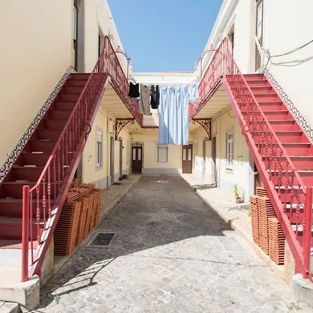 Апартаменты Traditional Tete's Studio On A Typical Neighborhood Лиссабон